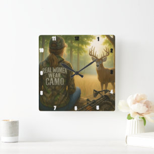 HORLOGE CARRÉE "LES FEMMES VÉRITABLES PORTENT LE CAMO