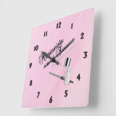 Horloge Carrée Les Manicuristes Le Font Avec Finesse (Angle)