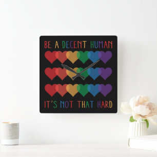 Horloge Carrée LGBT Heart Retro Be A Decent Human Ce n'est pas qu