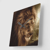Horloge Carrée Lion contre le ciel orageux (Angle)