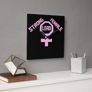 Horloge Carrée Logo de citation féministe de leadership féminin f