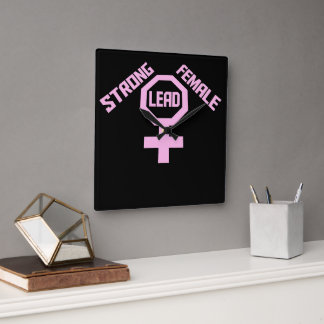 Horloge Carrée Logo de citation féministe de leadership féminin f