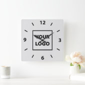 Horloge Carrée Logo personnalisé en gras sur gris (Maison)