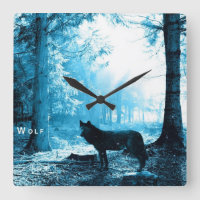 Loup noir seul dans la forêt