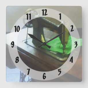 Horloge Carrée Machine À Coudre Avec Tissu Vert