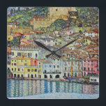 Horloge Carrée Malcesine sur le lac de Garde Par Gustav Klimt<br><div class="desc">Malcesine on Lake Garda (1913) de Gustav Klimt est une peinture vintage de l'époque victorienne représentant des oeuvres d'art Art nouveau. Une belle vue sur la ville italienne de Malcesine avec des bâtiments et des maisons en bordure du port. Les maisons et les bateaux jettent un reflet dans l'eau calme....</div>