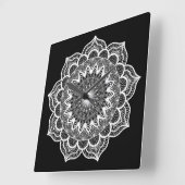 Horloge Carrée Mandala blanc sur fond noir (Angle)