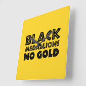 HORLOGE CARRÉE MÉDALLIONS NOIRES PAS D'OR (Angle)