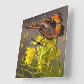 Horloge Carrée Milbert's Tortoiseshell Butterfly Close Up Photo (Angle)