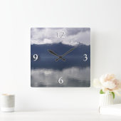 Horloge Carrée Misty Alaskan Sea dans les tons bleu (Maison)
