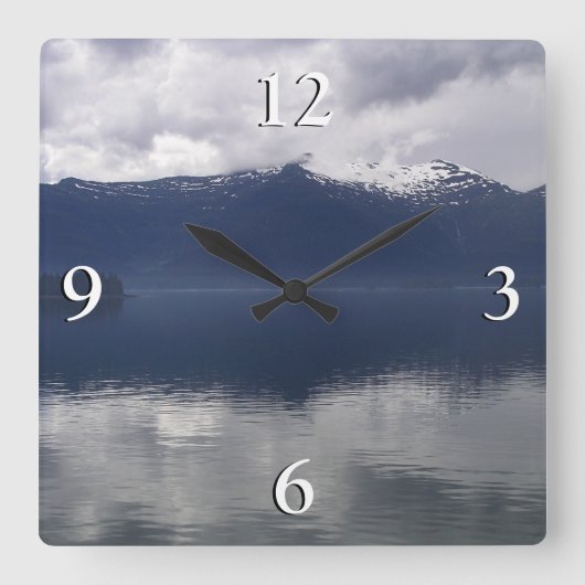 Horloge Carrée Misty Alaskan Sea dans les tons bleu (Recto)