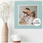 Horloge Carrée Monnaie Photo Moderne Lovely Grandma Cadeau<br><div class="desc">Que vous soyez à la recherche d'un cadeau de fête des mères, d'un cadeau d'anniversaire ou que vous vouliez simplement montrer à votre grand-mère ce qu'elle veut dire pour vous, le cadeau de grand-mère Modern Photo Mint Lovely Grandma est le choix parfait. C'est une belle et sentimentale façon d'honorer le...</div>