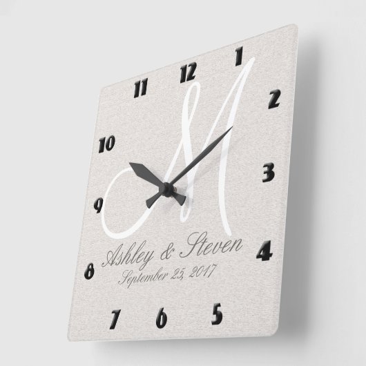 Horloge Carrée monogram moderne | (Angle)