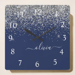 Horloge Carrée Monogramme à Parties scintillant étincelante en ar<br><div class="desc">Parties scintillant Argent et Marine Blue Sparkle Script Monogramme Nom Horloge. Cela rend le cadeau parfait pour 16 ans,  mariage,  douche nuptiale,  anniversaire,  baby shower ou bachelorette pour quelqu'un qui aime le luxe glam et les styles chic.</div>