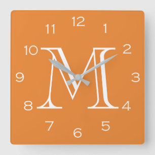 Horloge Carrée Monogramme blanc chiffres sur Orange wccn