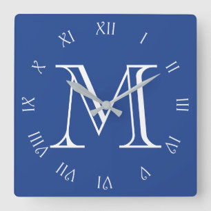 Horloge Carrée Monogramme blanc Script chiffres romains sur bleu