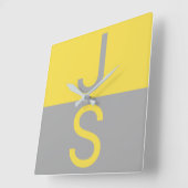 Horloge Carrée Monogramme d'initiales modernes jaune et gris (Angle)