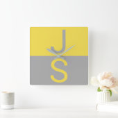 Horloge Carrée Monogramme d'initiales modernes jaune et gris (Maison)