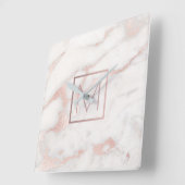 Horloge Carrée Monogramme d'or rose sur pierre de marbre rose (Angle)