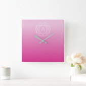 Horloge Carrée Monogramme géométrique semblable à une fleur | Omb (Maison)