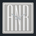 Horloge Carrée Monogramme initial | Blanc sur gris clair<br><div class="desc">Classy,  bold et moderne.</div>