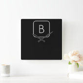 Horloge Carrée Monogramme initial dénommé moderne | blanc et noir (Maison)