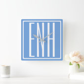 Horloge Carrée Monogramme Initiales 3 Moderne Gras | Bleu Clair (Maison)