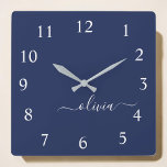 Horloge Carrée Monogramme moderne bleu marine et blanc<br><div class="desc">Découvrez notre collection de monogrammes modernes bleu et blanc de la Marine : Élevez votre décor de maison avec notre collection sophistiquée avec un schéma de couleurs bleu marine et blanc contemporain. Chaque pièce est minutieusement conçue pour exsuder l'élégance et le style, parfait pour ajouter une touche de modernité à...</div>