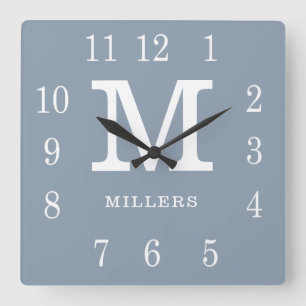 Horloge Carrée Monogramme Moderne de Nom de Famille Bleu Poussiér