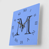 Horloge Carrée Monogramme noir chiffres romains sur bleu wccnt (Angle)