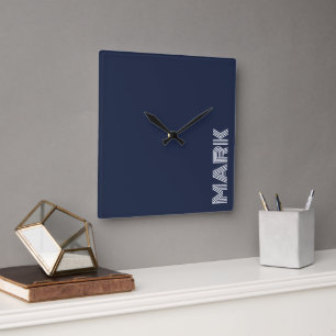 Horloge Carrée Monogramme Nom Bleu Foncé Blanc Rayures Modernes