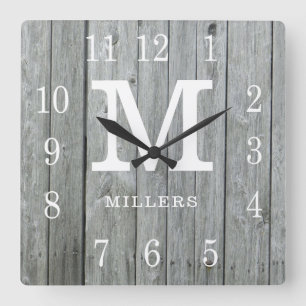 Horloge Carrée Monogramme Russe Personnalisé Gray Wood Farmhouse