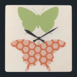 Horloge Carrée Motifs de papillon décoratifs sur l'arrière - plan<br><div class="desc">L'arrière - plan crème de ce morceau de juin Bruyère Vess permet aux couleurs des motifs de papillon de sauter outre de la copie. Si vous aimez l'art moderne,  ou juste les papillons d'amour,  c'est le morceau pour vous !</div>