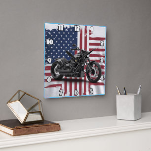 Horloge Carrée Moto audacieuse sur fond de drapeau américain
