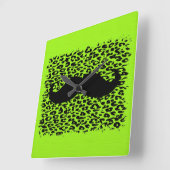Horloge Carrée Moustache drôle sur arrière - plan vert citron (Angle)