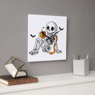 Horloge Carrée Mug Squelette d'Halloween Cozy avec Café & Chauves