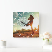 Horloge Carrée N'ARRÊTE PAS. Exécution de l'entraînement de marat (Maison)