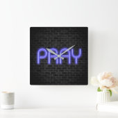 Horloge Carrée néon brillant signe PRAY en brique (Maison)