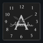 Horloge Carrée Noir Argent moderne Script Girl Monogramme Nom<br><div class="desc">Horloge de Monogramme Argent et Noir Script. Cela rend le cadeau parfait pour 16 ans,  mariage,  douche nuptiale,  anniversaire,  baby shower ou bachelorette pour quelqu'un qui aime le luxe glam et les styles chic.</div>