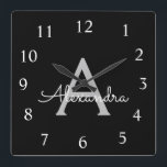 Horloge Carrée Noir Argent moderne Script Girl Monogramme Nom<br><div class="desc">Horloge de Monogramme Argent et Noir Script. Cela rend le cadeau parfait pour 16 ans,  mariage,  douche nuptiale,  anniversaire,  baby shower ou bachelorette pour quelqu'un qui aime le luxe glam et les styles chic.</div>