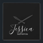 Horloge Carrée Noir moderne Blanc Nom complet Élégant Minimal<br><div class="desc">Moderne,  minimaliste,  et élégant custom wall clock with your first and last names in white script on a black background. This clock veut make the parfaite addition to your office decor.</div>