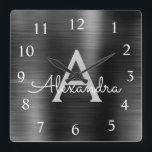 Horloge Carrée Noir Moderne Élégant Monogramme métallique Nom<br><div class="desc">Monogramme d'huile en acier inoxydable moderne et élégant Faux noirs Nom et horloge murale personnalisée initiale. L'horloge murale est le cadeau parfait pour quelqu'un qui aime la décoration métallique chic branchée à donner comme cadeau de Noël ou d'anniversaire.</div>