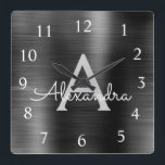 Horloge Carrée Noir Moderne Élégant Monogramme métallique Nom<br><div class="desc">Monogramme d'huile en acier inoxydable moderne et élégant Faux noirs Nom et horloge murale personnalisée initiale. L'horloge murale est le cadeau parfait pour quelqu'un qui aime la décoration métallique chic branchée à donner comme cadeau de Noël ou d'anniversaire.</div>