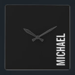 Horloge Carrée Noir moderne minimaliste Nom personnalisé<br><div class="desc">Design minimaliste moderne avec nom personnalisé en blanc moderne en gras sans serif style de police sur arrière - plan noir.</div>