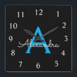 Horloge Carrée Nom du monogramme de la fille en noir bleu<br><div class="desc">Horloge de nom du monogramme en bleu et noir. Cela rend le cadeau parfait pour 16 ans,  mariage,  douche nuptiale,  anniversaire,  baby shower ou bachelorette pour quelqu'un qui aime le luxe glam et les styles chic.</div>