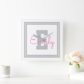 Horloge Carrée Nom et monogramme encadrés | Gris clair et rose (Maison)
