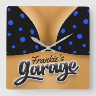 Horloge Carrée Nom personnalisé Bikini Babe Girl Man Cave Garage