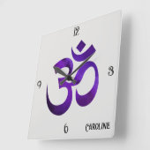 Horloge Carrée Nom sur le symbole Om de l'espace violet 10,75 po (Angle)