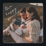 Horloge Carrée Notre joyeux cadenas photo de famille<br><div class="desc">Cette horloge moderne comprend votre meilleure photo de famille,  avec une élégante typographie manuscrite 'Notre famille heureuse'.</div>