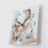 Horloge Carrée Numéros noirs simples Photo personnalisée (Angle)